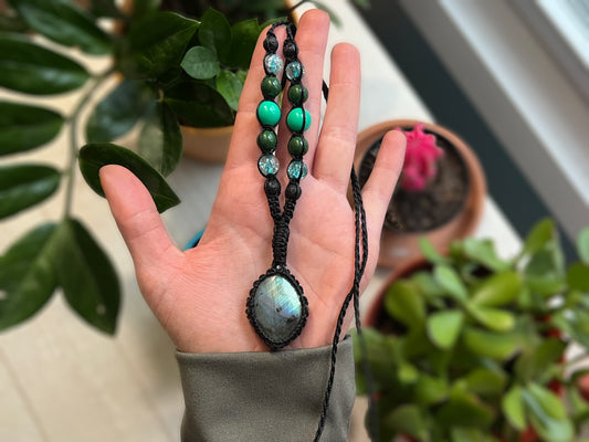 Macrame Necklace (Labradorite)